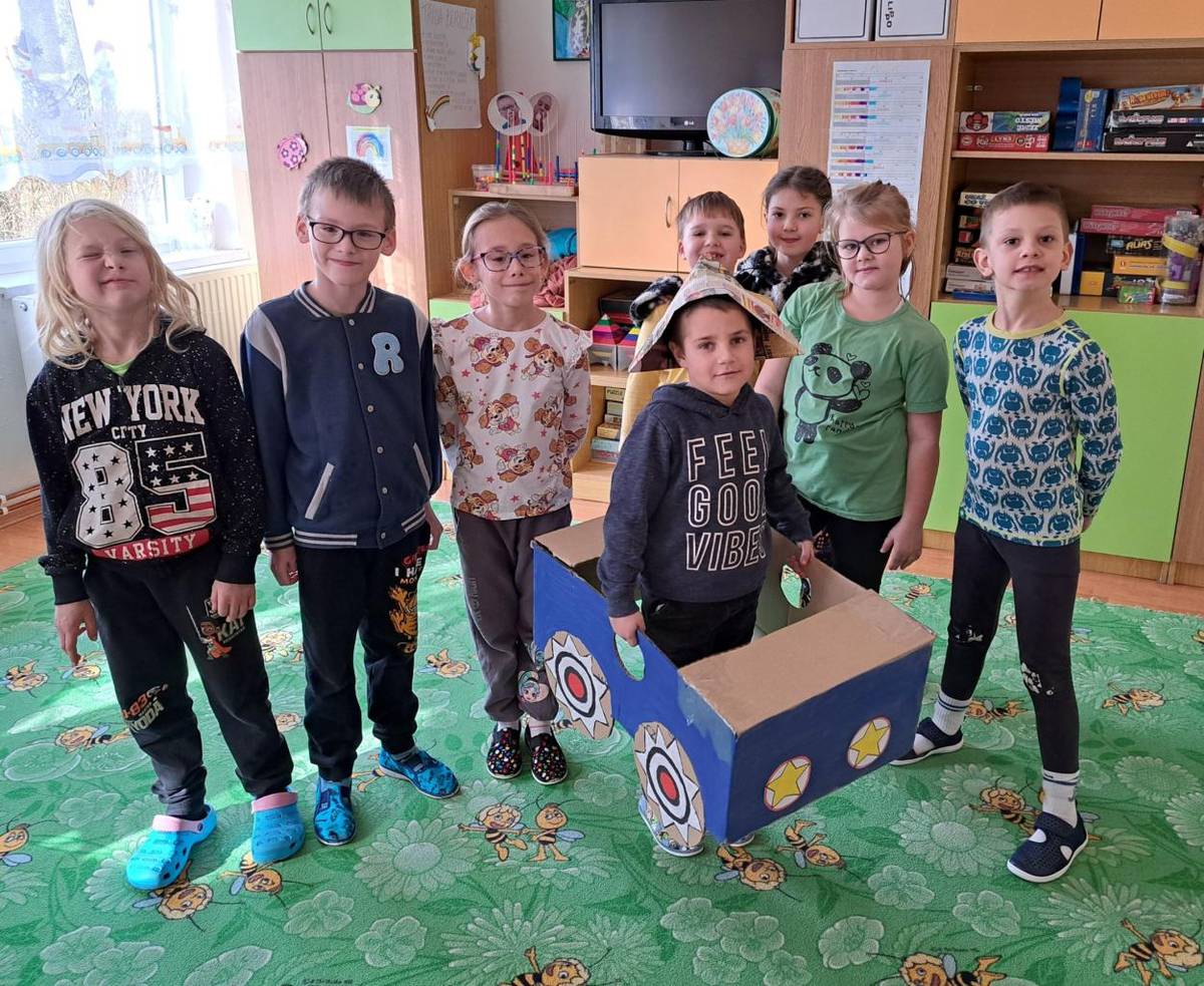 Dobrý večer, dobrou noc, přeje malým divákům každý den animovaný kluk v čepici složené z novin. Pravidelně se Večerníček začal vysílat před přesně šedesáti lety – 2. ledna 1965. Tehdy ještě bez své typické znělky.