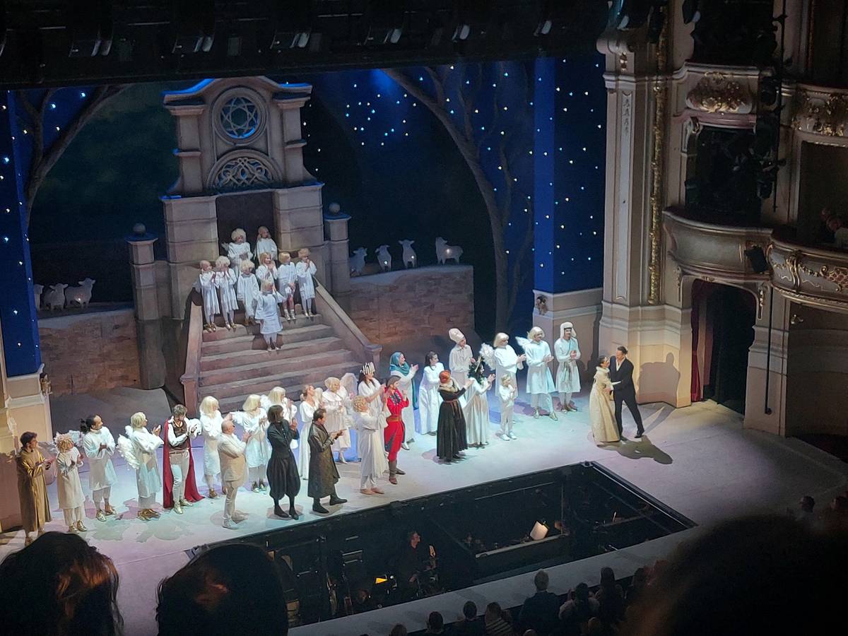 Tady je něco málo ze včerejšího divadla. Nám se představení líbilo. Snad se líbilo i ostatním zúčastněným. Hezkou neděli všem 😍