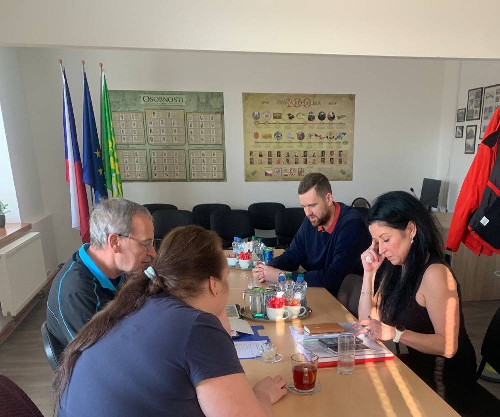 3.2.2025 - Kořenice - Pučery - další kontrolní den výstavby ČOV, tlakové kanalizace a vodovodu do Pučer a Chotouchova, opět v dobré náladě, vše jede dle plánů.