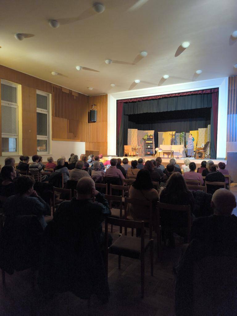 4. 2. 2025 se v Kulturním domě v Zákupech odehrálo divadelní představení Popel a pálenka.