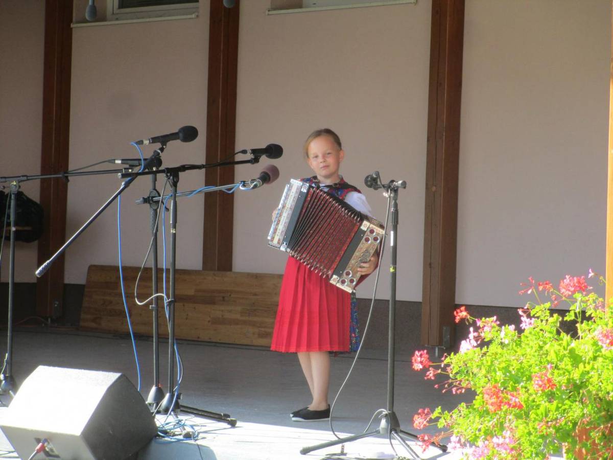 Priaznivci ľudovej hudby zo širokého okolia zavítali do našej obce v nedeľu 10. septembra na stretnutie spevákov a harmonikárov. Hudba a spev sa rozliehali dedinou celé popoludnie a so účinkujúcimi si zaspievali aj diváci. K vynikajúcej atmosfére podujatia prispelo aj nádherné slnečné počasie.