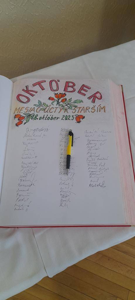 Takmer sedemdesiat našich najstarších spoluobčanov využilo  krásne jesenné počasie a prišli na posedenie, organizované pre nich.