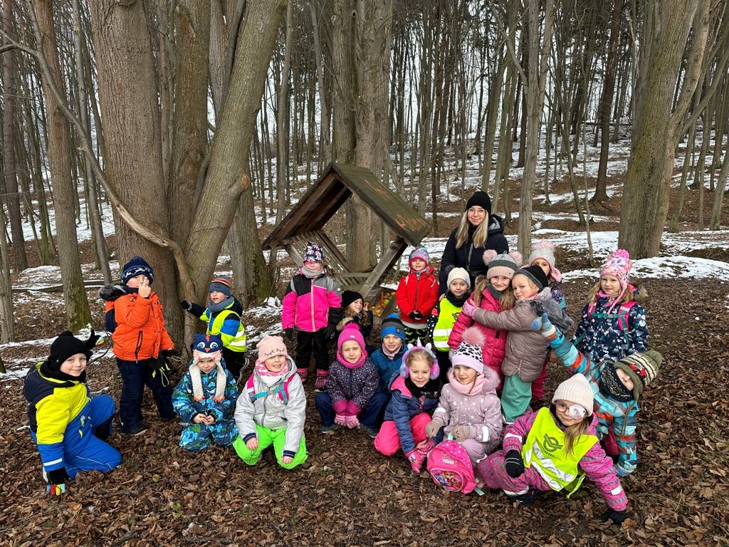 Ze sněhu panáček na louce stojí,  že vyjde sluníčko on se moc bojí.  Z uhlí má knoflíky, z mrkvičky nos,  na hlavě čepici, stojí tam bos.