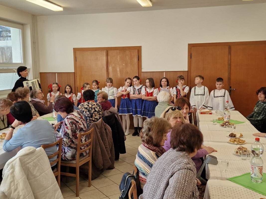 Miestny odbor tejto záujmovej skupiny občanov je pridanou hodnotou života dediny po celú dobu. Nedá zabudnúť zvykom, tradíciám, kroju, typickému nárečiu, reprezentuje obec spevom, veselými i poučnými vystúpeniami, pohostinnosťou...