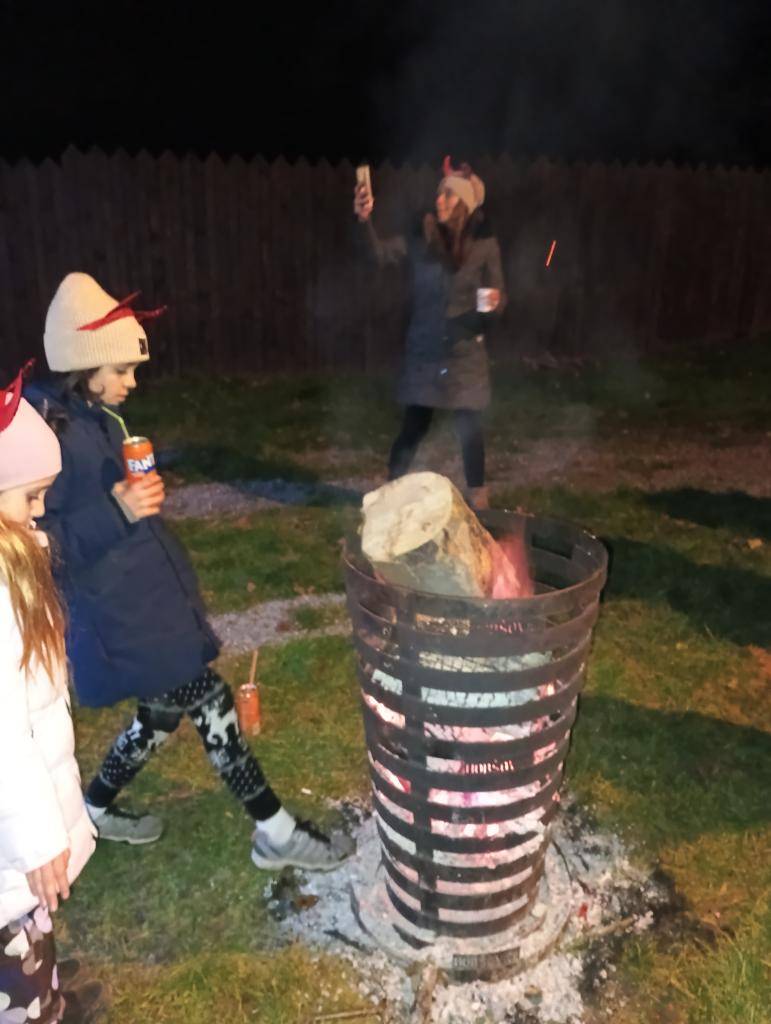 V pátek 29. listopadu 2024 v podvečer se na hřišti v Hobšovicích konalo slavnostní rozsvícení vánočního stromu. Pro děti byl připraven program, připraveno bylo také občerstvení pro všechny.