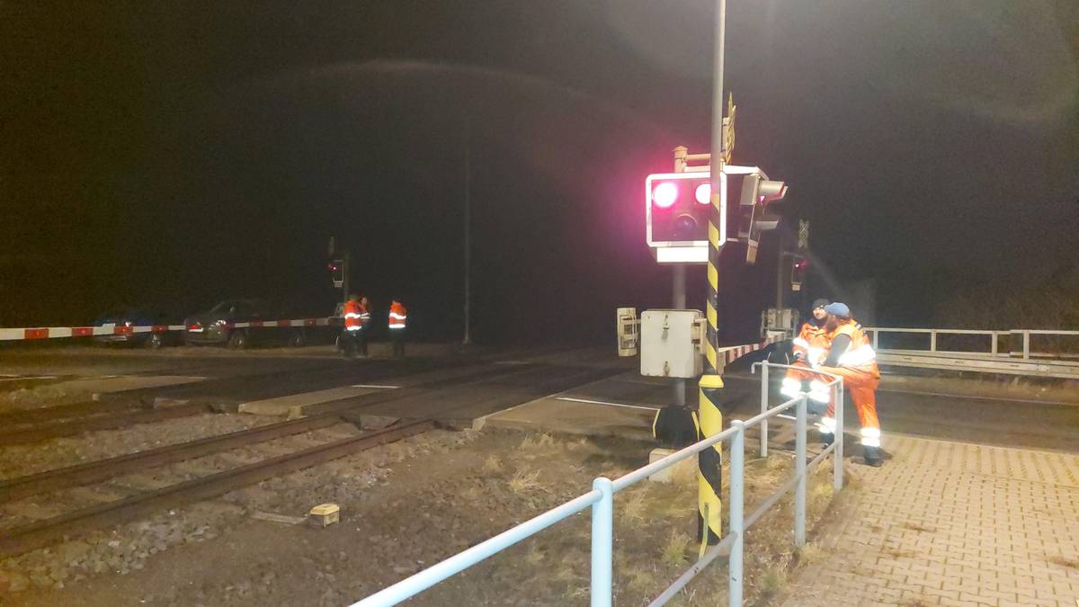 Z důvodu spadlé troleje je železniční přejezd ve Střeni uzavřen. Prognóza ukončení opravy - pátek, 2:00 ráno. -Obec Střeň-