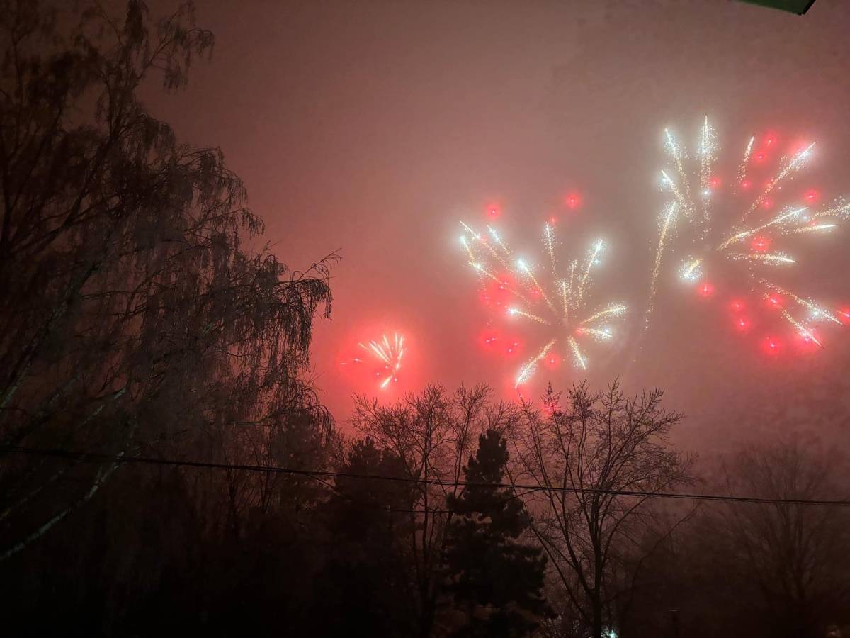 Občania privítali Nový rok 2025 prípitkom a ohňostrojom už tradične stretnutím pri Pošte.