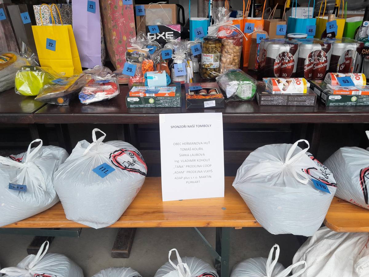 Zveme všechny na masopustní rej - občerstvením za babku, bohaté kolo štěstí, ocenění masek - nejlepší dostane divočáka. Děkujeme sponzorům a těšíme se na hojnou účast, organizátoři.