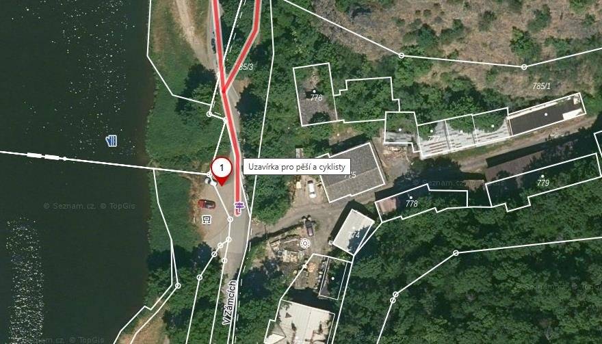 Vltavská cyklo stezka v úseku V Zámcích ve směru na Brnky na sever od Prahy 8 je uzavřená z důvodu rizika sesuvu půdy, kdy trvá nebezpečí odtržení masivu. Uzavírka platí pro cyklisty i pěší.  Dopravní opatření se týká cyklostezky, trasa EV7, pozemek p.č. 148 k.ú. Brnky, ul. Nábřežní k.ú. Brnky a ul. V Zámcích k.ú. Bohnice. Uzavřený úsek navazuje na cyklostezku A2 podél Vltavy, na sever od Dynamitky Bohnice, směr Klecany. Jedná se o území Středočeského kraje sousedící s územím MČ Praha 8.  Další foto a informace na https://www.obeczdiby.cz/vltavska-cyklostezka-je-stale-uzavrena-a-nebezpeci-odtrzeni-masivu-trva/d-8073/p1=3124