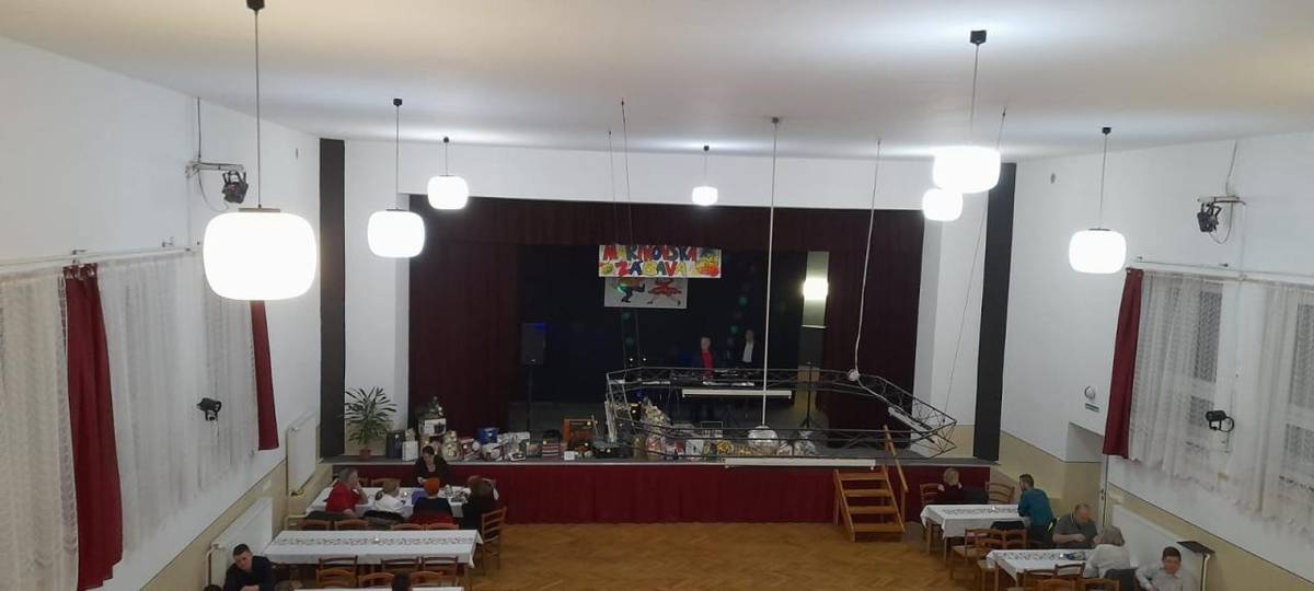 Obecný úrad zorganizoval tanečnú zábavu pre všetkých našich občanov, ktorí sa chceli zabaviť s priateľmi pri dobrej hudbe. Do tanca aj na počúvanie hrala milovníkom ľudovej hudby známa hudobná skupina Progres.