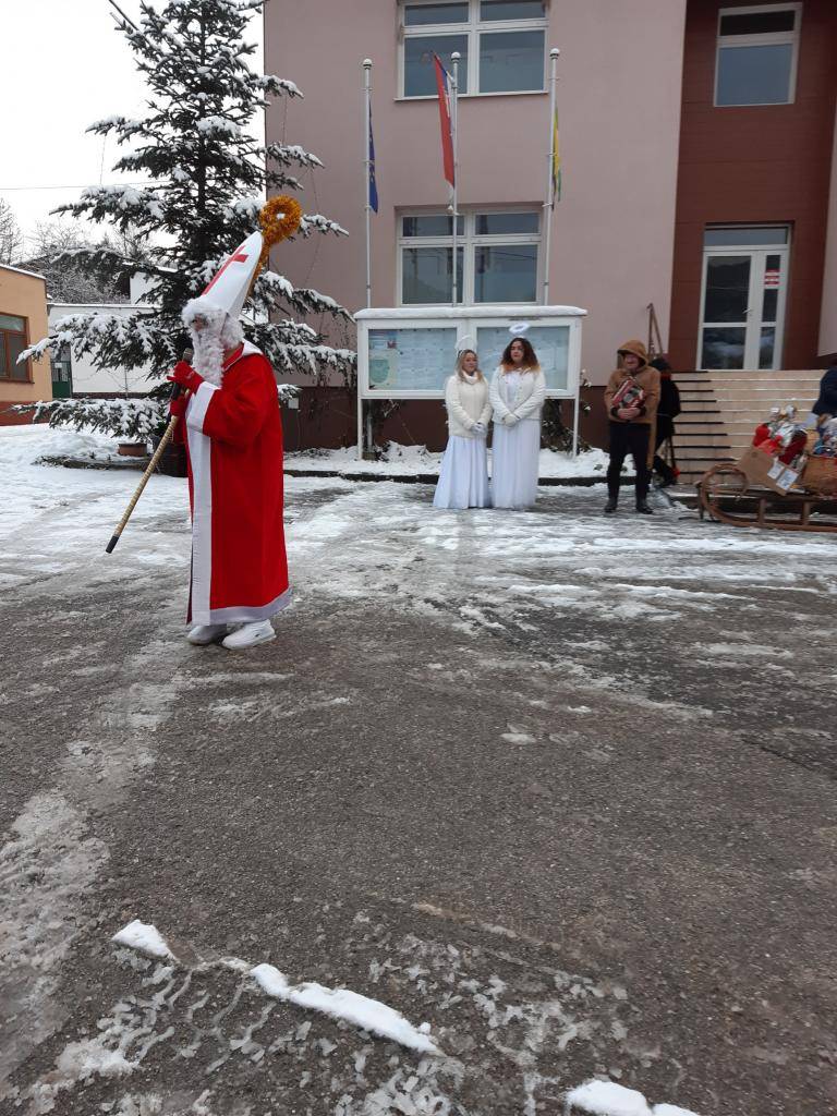 Zasnežená krajinka a priaznivé zimné počasie vytvorili príjemnú atmosféru pre príchod Mikuláša, čerta a anjelov. Deti s nimi tancovali, recitovali, spievali a s rozžiarenými očkami si preberali od Mikuláša darčeky.
