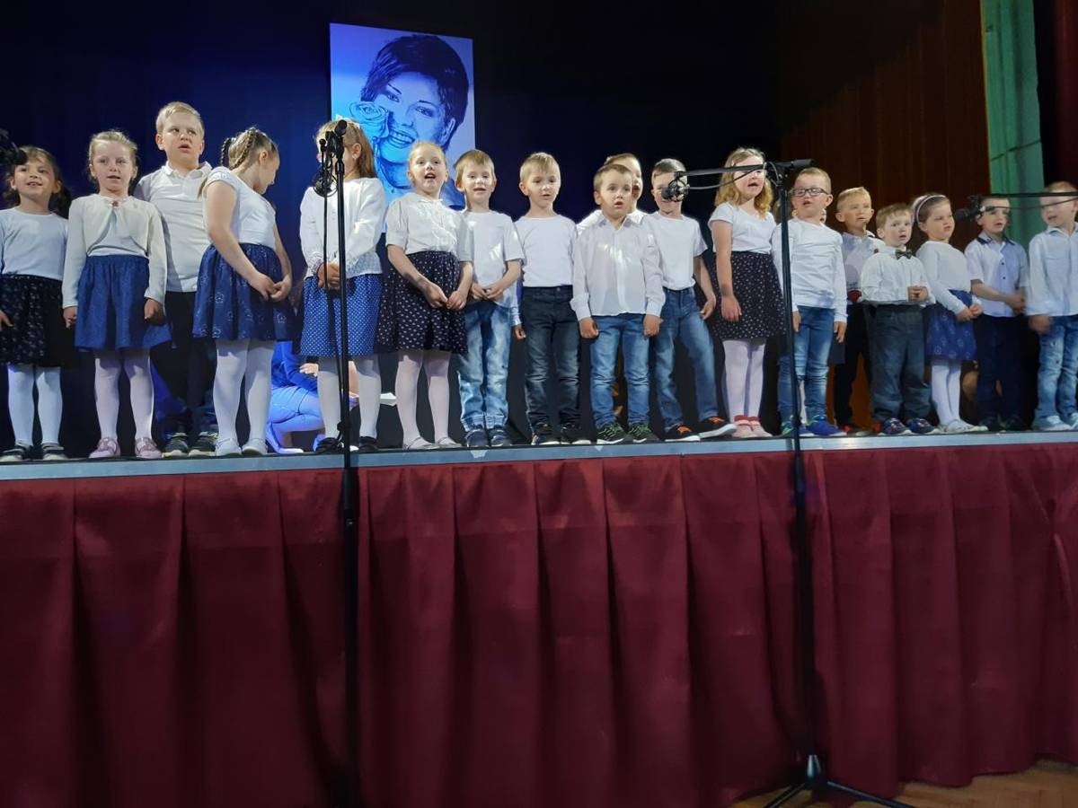 V nedeľu 14. mája sme mali príležitosť poďakovať sa našim mamkám, babkám a tetám za obetavosť, lásku a nehu s akou sa o nás starajú - či už ako o malé deti, ale aj ako dospelých.