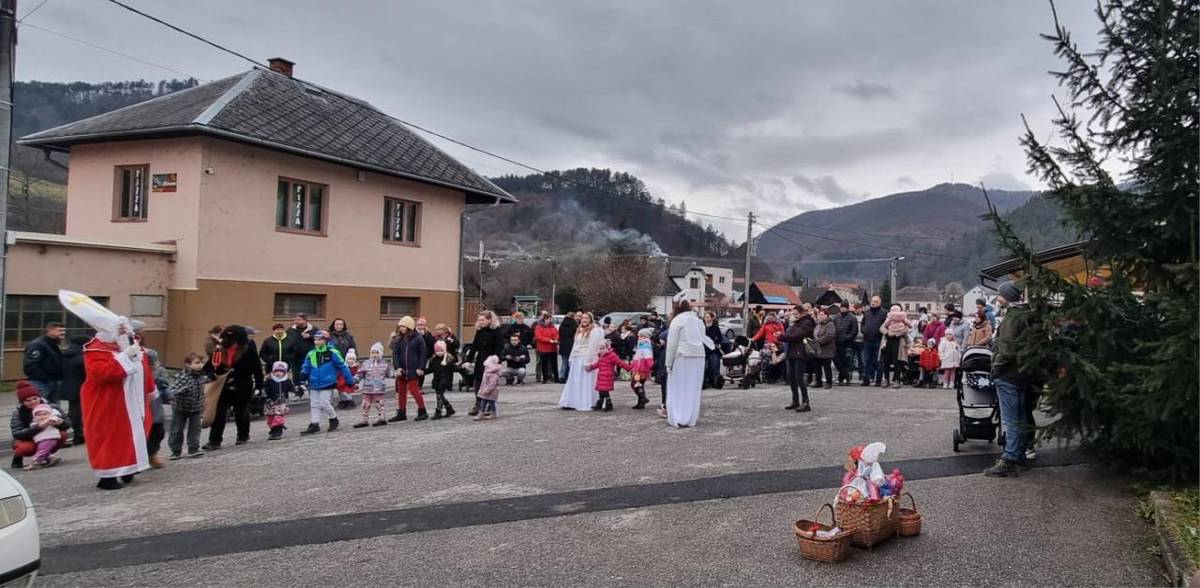 Mikuláš s čertom a anjelmi zavítal medzi naše deti. Ich rozžiarené očká sledovali jeho príchod.