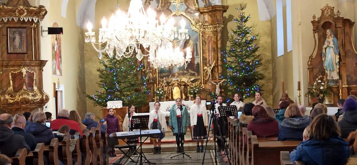 Prvý deň nového roka 2023 si viacerí z nás spríjemnili účasťou na koncerte speváckej skupiny Studnička z Dolnej Marikovej a žiačok súkromnej ZUŠ Stella z Považskej Bystrice.