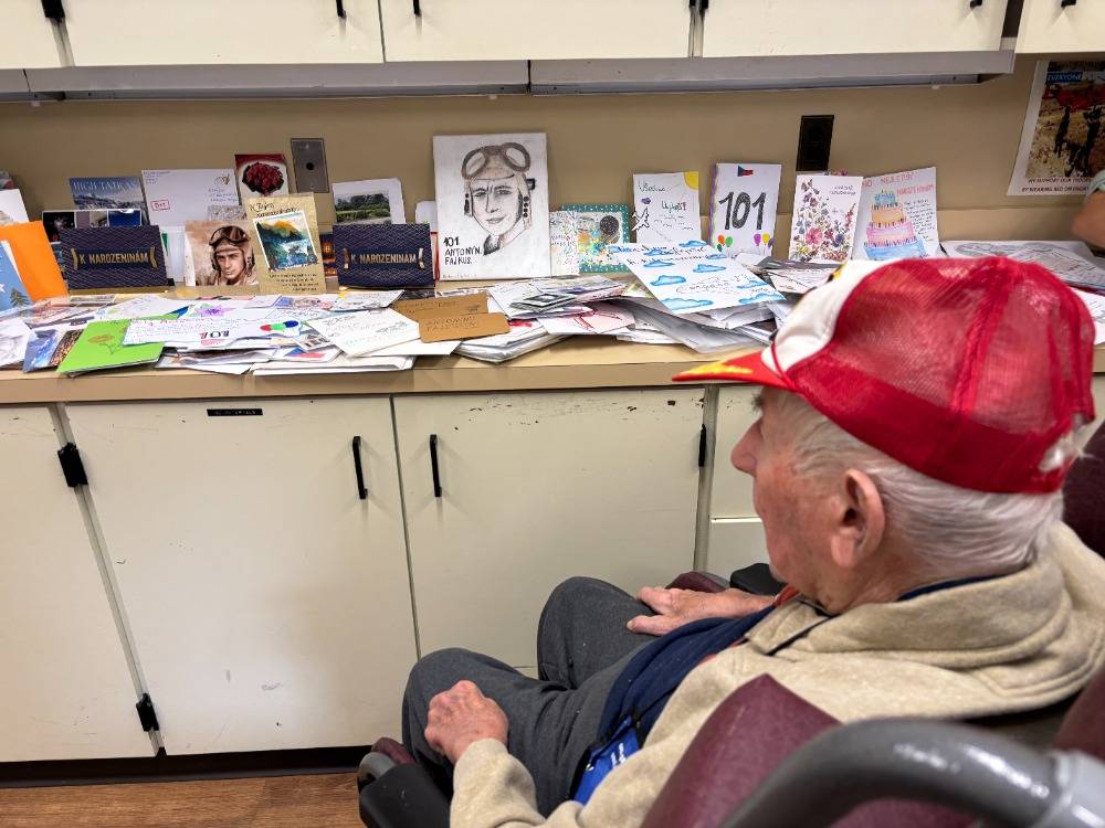 Antonín Fajkus se narodil 4.12.1923 v Lipově. V době hospodářské krize se rodina odstěhovala do Ameriky. Za druhé světové války nastoupil do armády a sloužil v legendární 40. stíhací peruti "Rudých ďáblů" amerického letectva s jedním potvrzeným a jedním pravděpodobným sestřelem nepřátelského letad