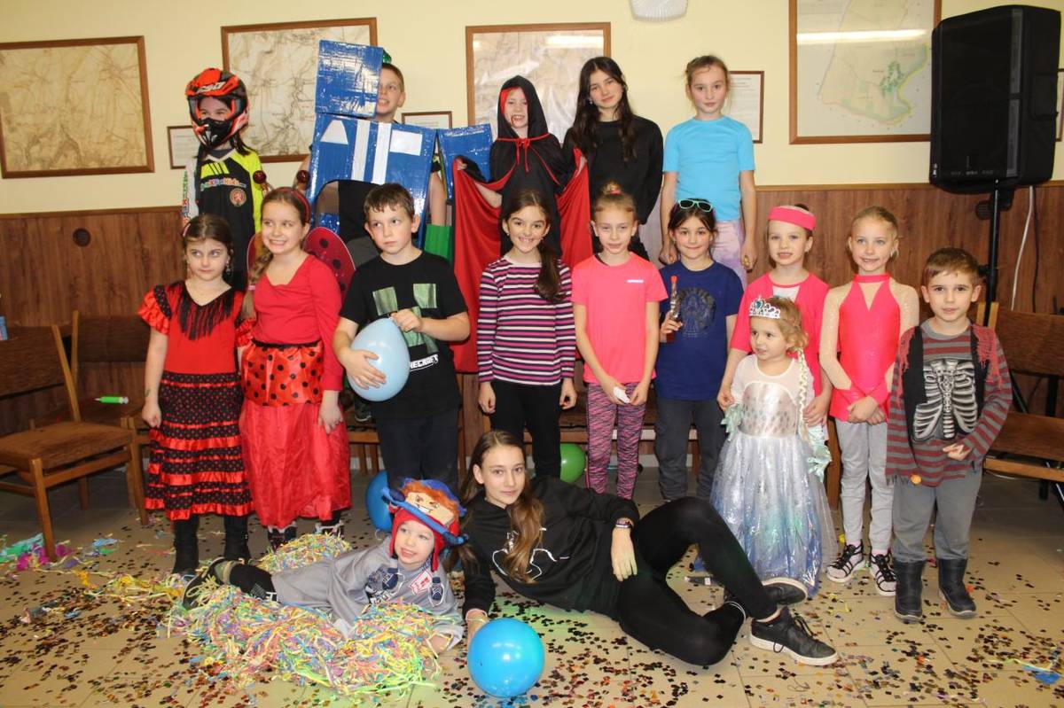 Židličkovaná, mašinka, kloboukovaná, slalom s uvázanýma nohama ve dvojicích, podlézání koštěte, masky, tanečky, konfety, ... završeno sladkým dortem, tak taková byla první letošní kulturní akce roku.