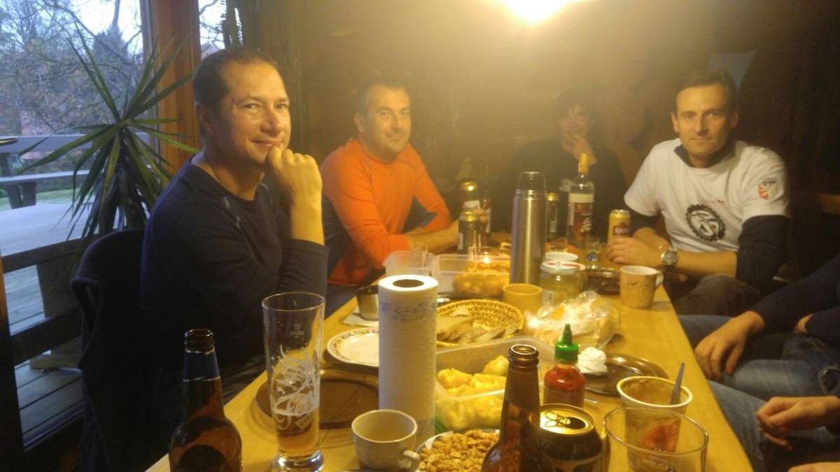 V sobotu 28.10. proběhlo symbolické ukončení moto sezony 2017. Zima, pršelo, ale některé to neodradilo, dojeli jsme do Budíku, dali kávu a něco sladkého, po té u Zdeňka opekli buřty, spláchli to pivem a probrali co příští rok.