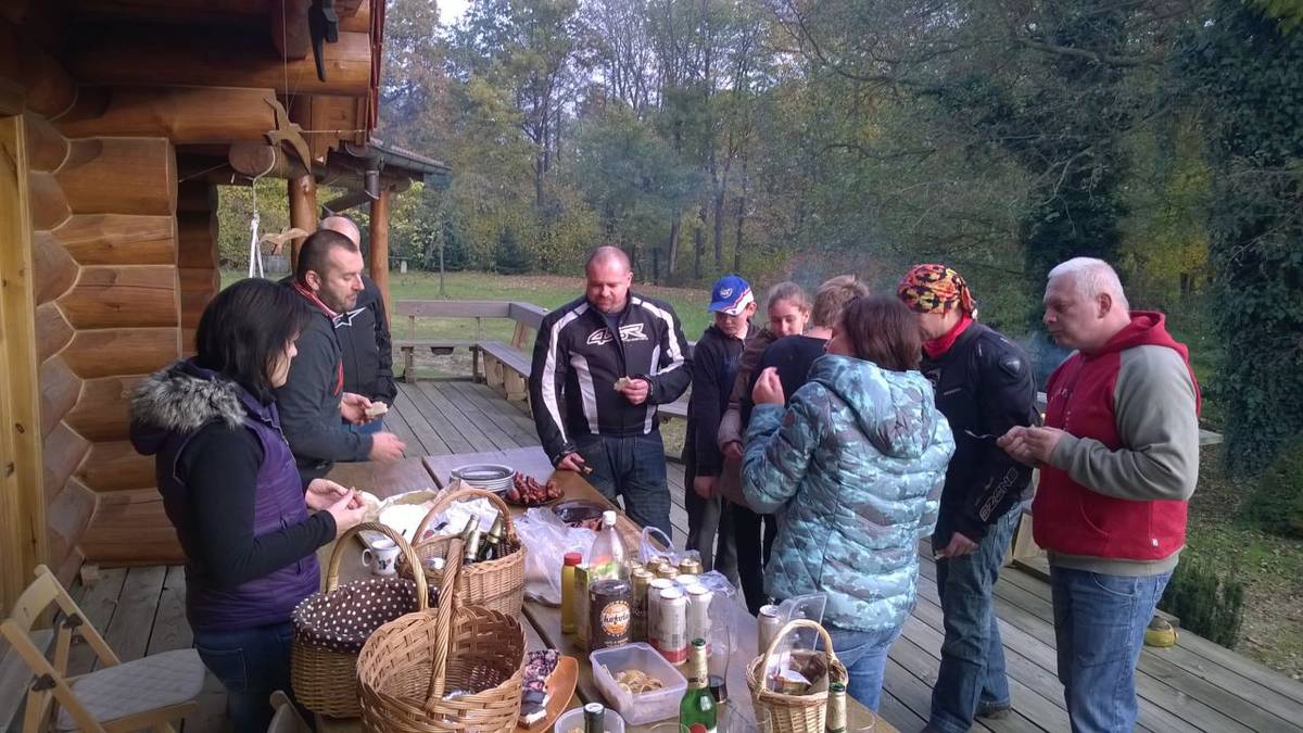 v pátek 28.10. proběhlo jako již tradičně v tomto čase symbolické ukončení moto sezony 2016.  Projeli jsme se, pojedli, popili a dobře pokecali. Jen škoda, že nás nebylo víc.