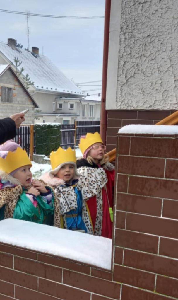 Třída menších dětí se vydala na koledování po naší obci. Z vybraného finančního příspěvku od místních obyvatel pořídily didaktické pomůcky a podpořili tak dětské oddělení rokycanské nemocnice. Všem moc děkujeme za podporu.