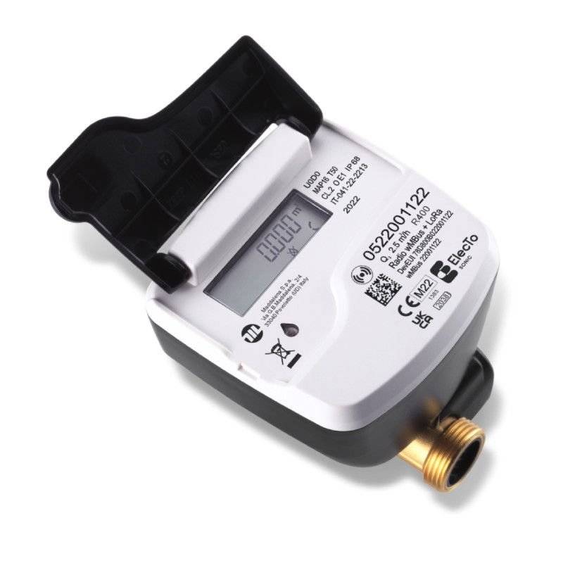 V obci Šimanov došlo ke konci roku 2024 k výměně vodoměrů za nové, s dálkovým odpočtem. Výhodou tohoto systému je přesnost měření, jednoduchá evidence měření na dálku (bez nutnosti obcházet jednotlivé domácnosti), alarmová hlášení, indikace chybových stavů, zpětných chodů a záznam doby ovlivnění magnetickým polem.  Výhodou pro občany je schopnost detekovat poruchy rozvodů, nezavřené ventily, nebo zavzdušněné potrubí. Díky tomuto systému je obec schopna evidovat spotřebu obecní vody celoročně.   Cena vodného je od 1.1.2025 do 31.12.2025 stanovena na 28,- / m3. Cena stočného je od 1.1.2025 do 31.12.2025 stanovena na 28,- / m3.   Od 1.1.2025 bude vodné a stočné účtováno vždy za kalendářní rok. Další změnou je vyúčtování stočného, které se bude nyní kalkulovat dle skutečně odebraného množství vody z obecního vodovodu. Vyjímkou jsou domácnosti, které jsou napojeny také na jiný zdroj vody, než z obecního vodovodu (studna) a jsou napojeny na obecní kanalizaci. V tomto případě se stočné dopočítává dle směrného čísla a to 36m3 na osobu a rok. (36m3 x 28,- x počet osob v domácnosti)   Výměna vodoměrů neměla vliv na změnu ceny vodného. Cena vodného a stočného je kalkulována ze skutečných nákladů na provozování obecního vodovodu a kanalizace, přičemž obec nemalou část těchto nákladů každoročně dotuje ze svého rozpočtu.   V případě dotazů k vyúčtování vodného a stočného rádi odpovíme v úředních hodinách.