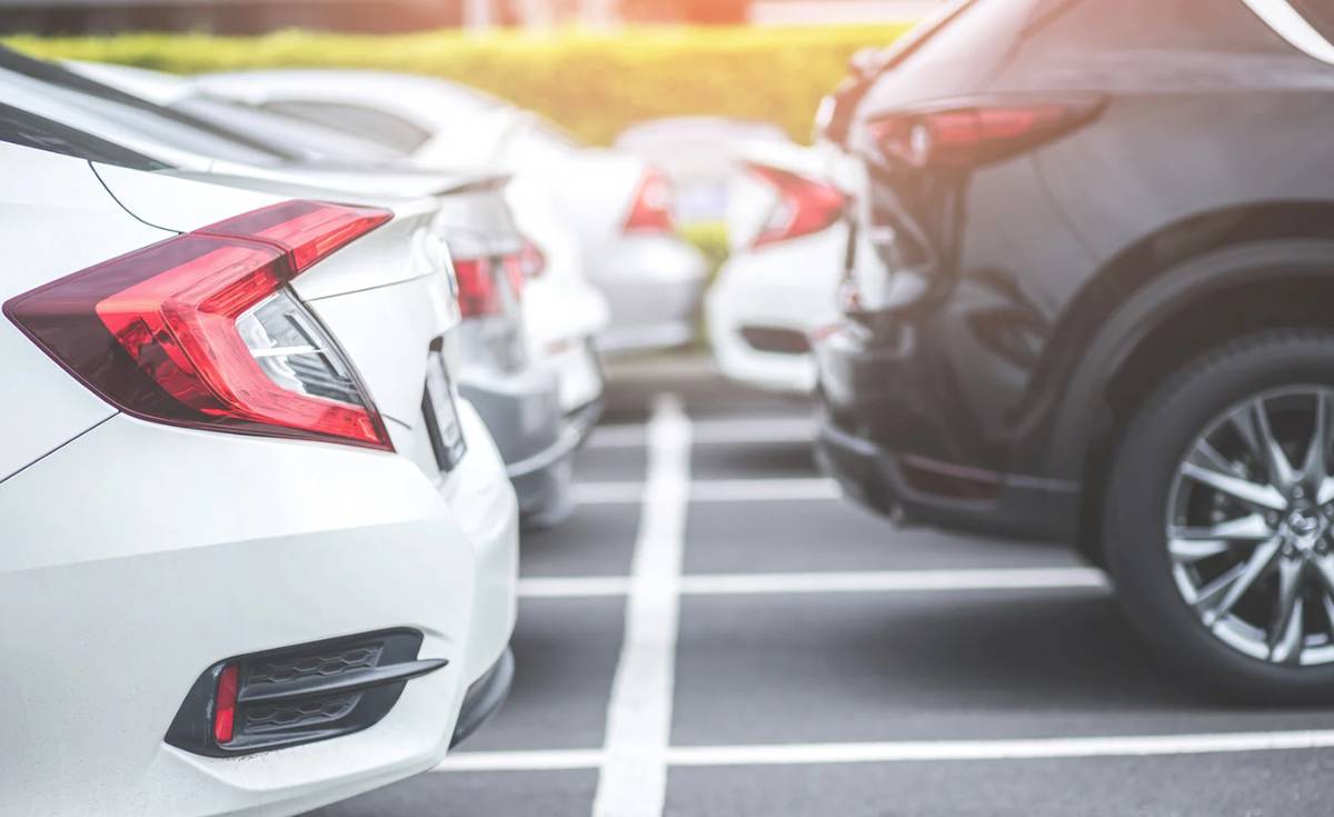 U turisticky exponovaného města jako je Vrchlabí, je parkování dlouhodobým oříškem. Snažíme se tak najít systém, který bude přijatelný jak pro místní veřejnost, která do města dojíždí za prací, tak i pro turisty, kteří naopak zde potřebují zaparkovat o víkendu.    Parkoviště u hřbitova získá novou tvář a jasný řád Město Vrchlabí připravuje pro letošní rok zásadní investici do rekonstrukce parkoviště u Muzea KRNAP, resp. pod hřbitovem. Parkoviště bude jednak užitečné, ale také hezké, s dostatečnými plochami zeleně.  Režim využití parkovacích ploch sice zatím nemáme zcela jasný a zřejmý. Počítat je nutné s kombinacemi automobilů hostů pohřebních či svatebních obřadů, návštěvníků Muzea KRNAP, centra města Vrchlabí, ale i zaměstnanců městského úřadu nebo Správy KRNAP apod.  Návrh počítá s časovým parkováním pro návštěvníky hřbitova, města, muzea apod. a odděleným stáním za závorou (na karty) pro parkování vozidel pracovníků Správy KRNAP, městského úřadu ale i veřejná parkovací místa apod.  Výhodou bude možnost příjezdu a výjezdu autobusu, který vysadí pasažéry a odjede. Placené parkování na ploše u Kartonky Osobních automobilů bohužel stále  přibývá, naopak parkovacích míst se všeobecně nedostává. Proto je nutné zavádět takový systém, aby se dostalo na každého. V dohledné době bude tak zavedeno placené parkování a parkování na karty u Kartonky. Počítáno je i s odděleným režimem pro hosty kina, kulturních pořadů a představení. O připravovaném a dokončeném systému parkování vás budeme včas informovat.