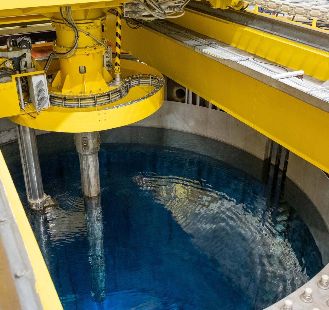 Dukovanští energetici po téměř dvou měsících intenzivních prací v rámci probíhající odstávky zavezli palivo do reaktoru čtvrtého výrobního bloku elektrárny Dukovany. Do ukončení plánované odstávky energetikům zbývá zvládnout už jen zhruba čtvrtinu plánovaných prací.