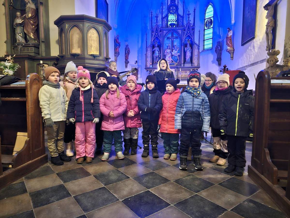 Děti ze třídy Hvězdiček se zúčastnili adventního koncertu v místním kostele za doprovodu hudebního souboru Maryšky. Děkujeme všem za podporu a za účast.