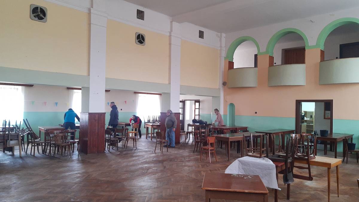 Velký dík patří všem 24 brigádníkům a brigádnicím, kteří se dnes podíleli na přípravě sokolovny před Obecním plesem.