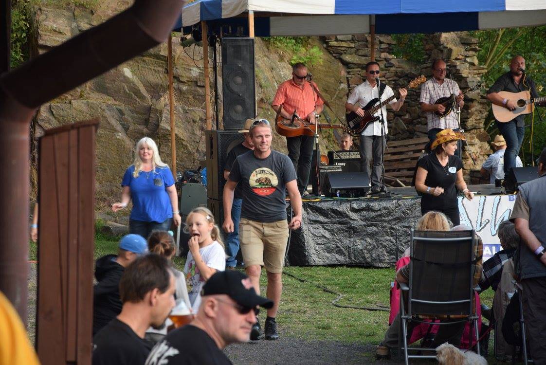 VII. FESŤÁČEK POD HRADBAMI