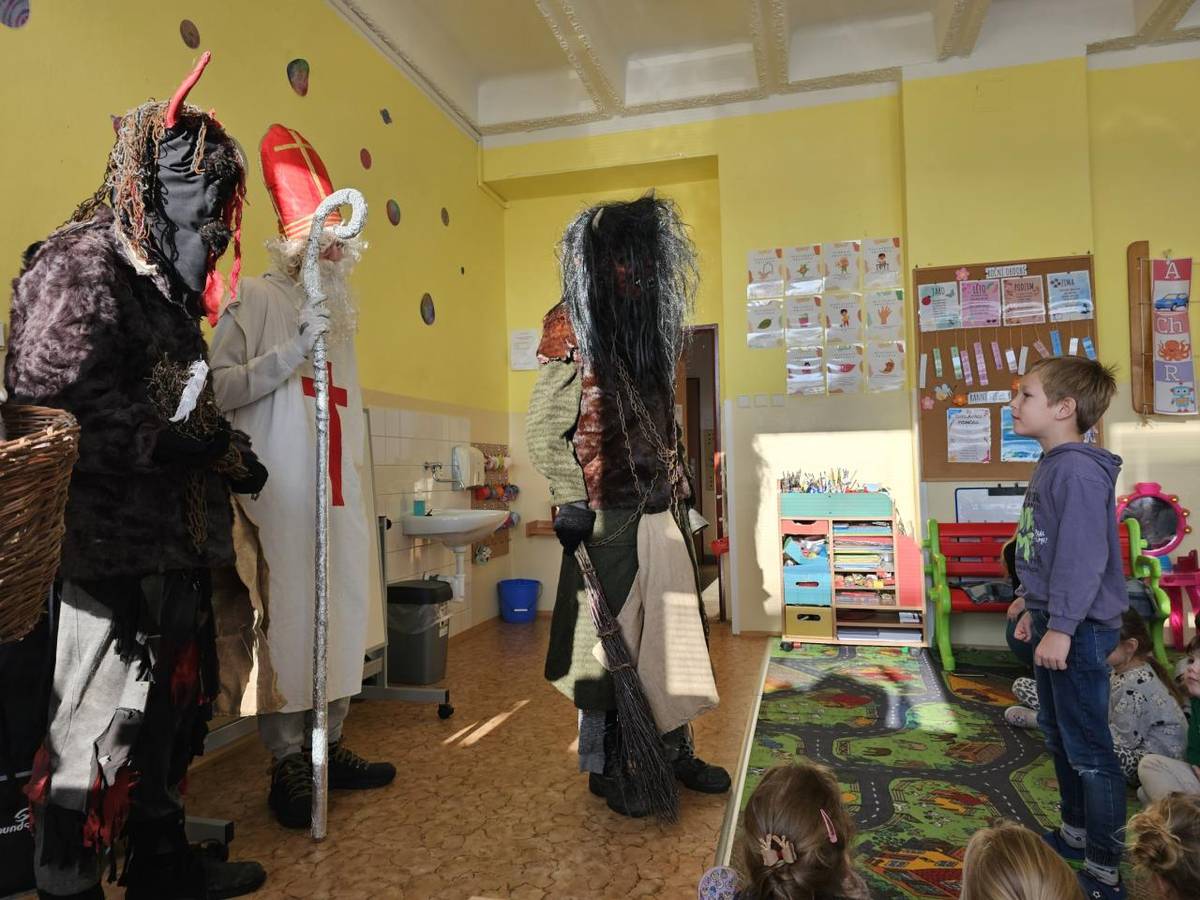 Do školy zavítali Mikuláš, čert a anděl, aby opět po roce zhodnotili žáky. Ti jim řekli básničky a za odměnu byli obdarováni dobrotami.