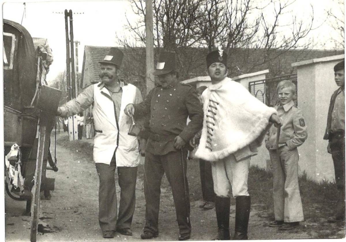 Zveme všechny nadšence k pravidelným nácvikům České besedy každou lichou neděli a hledáme májovnice a májovníky pro májovou obchůzku.