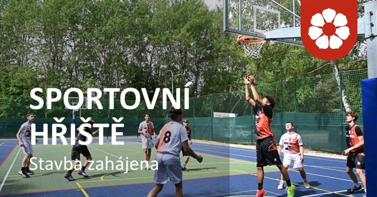 Zhotovitel stavby zahájil práce na realizaci multifunkčního hřiště.