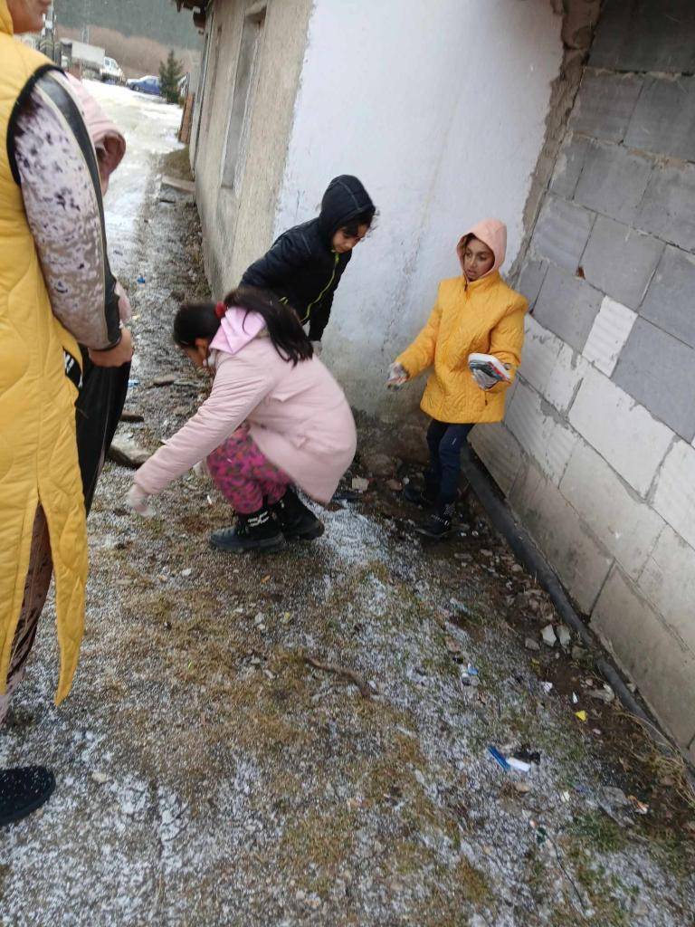 Deti s mládežníckeho klubu sa aktívne podieľali na upratovaní povianočných sviatkov.