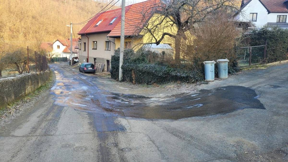 Došlo k havárii na starém vodovodu. Situaci se snažíme vyřešit.