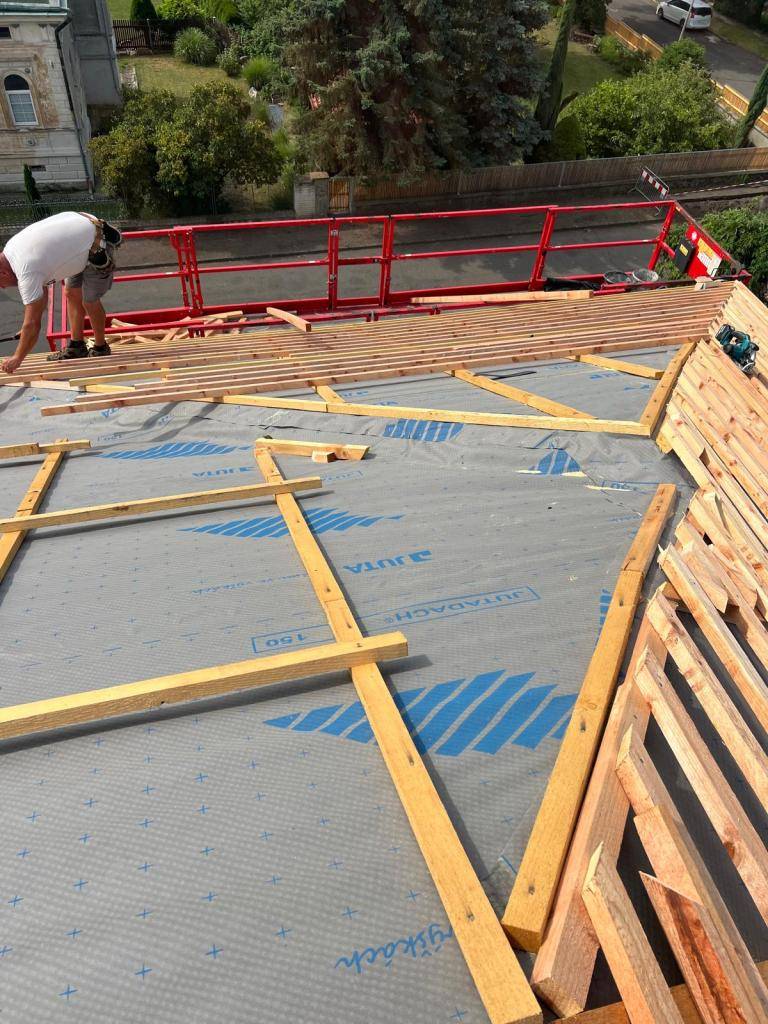 Projekt  „Rekonstrukce střechy ZŠ Radonice“  byl realizován za přispění prostředků státního rozpočtu ČR z programu Ministerstva pro místní rozvoj.