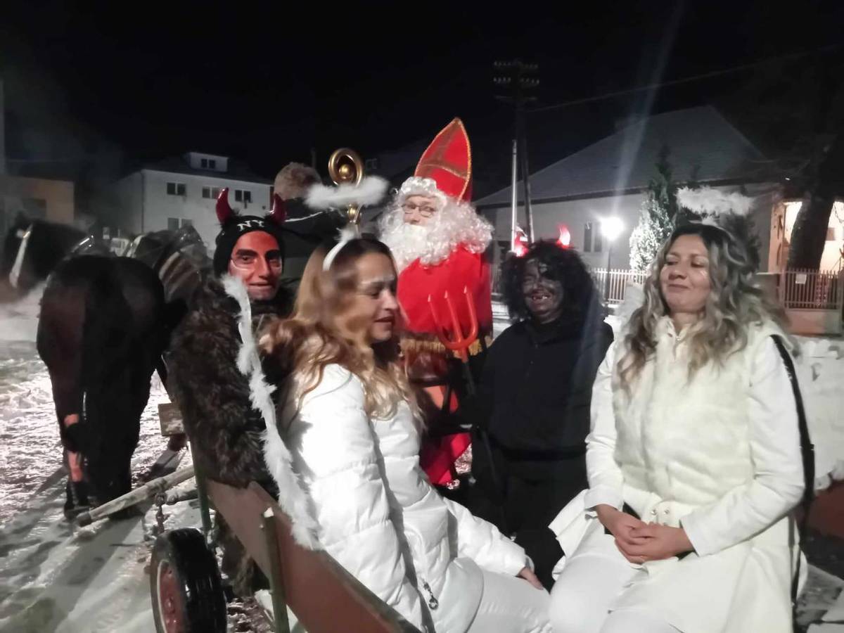 Vianočné obdobie sme u nás v obci a Rozvojovom tíme začali príchodom Mikuláša. Pre deti sme si pripravili rôzne aktivity ako boli vianočné hádanky alebo maľovanie na tvár. Deťom sa Mikuláš veľmi páčil a tiež zábava, ktorá pokračovala po programe.