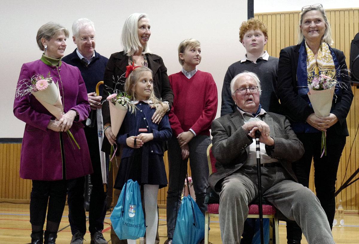 V polovině listopadu proběhlo v místní sokolovně promítání filmu Razumovští z Vikštejna/Odysea emigrace o spletitém příběhu šlechtického rodu úzce spjatého nejen s Dolními Životicemi, ale také s Opavou, Melčem, Jánskými Koupelemi, Radkovem a Vítkovem. Promítání se zúčastnilo několik členů rodiny.