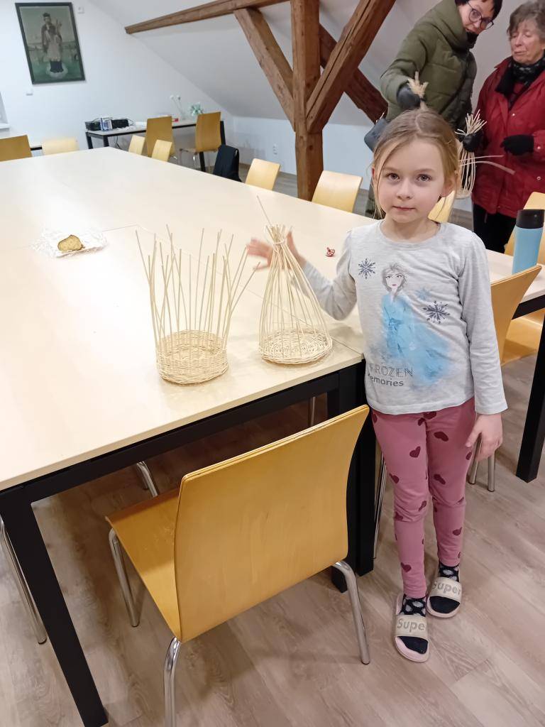 Pod vedením pana Krotkého jsme se pokoušeli plést košíček:-)