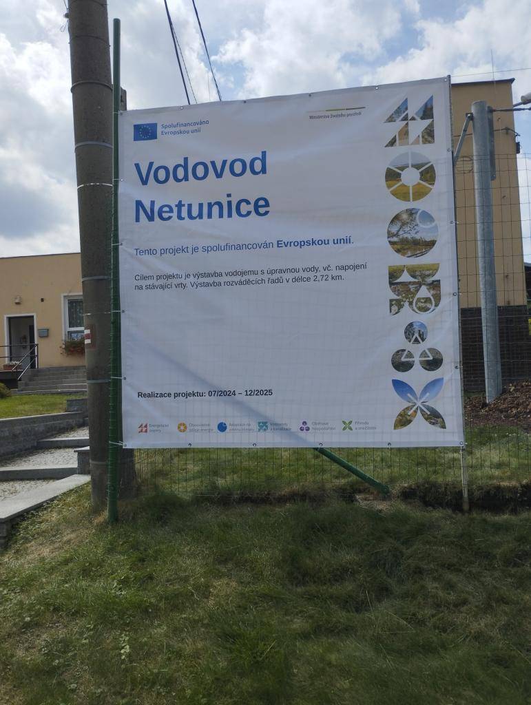 Od začátku září 2024 začala v naší obci výstavba vodovodu.