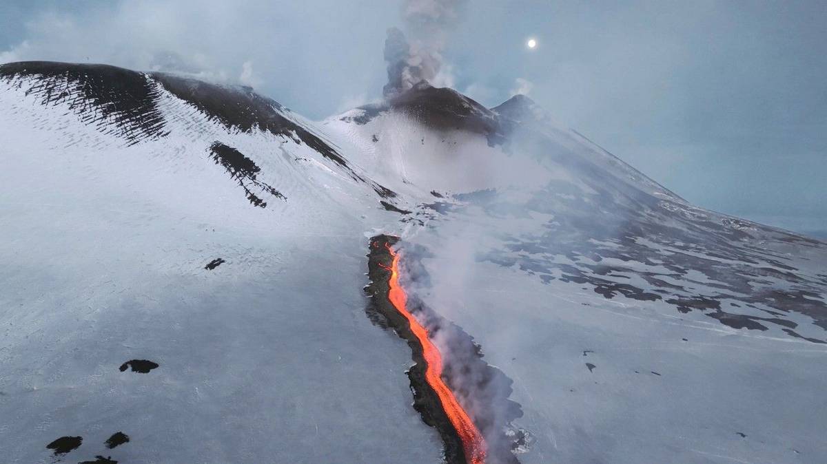Výbuch italské sopky Etna 11. února, zachycený dronem, ukázal proudy lávy a kouř. Aktivita byla doprovázena otřesy o síle až 3,7 stupně Richterovy škály.