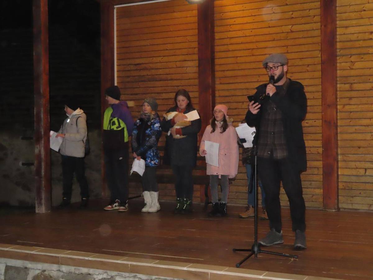 První Adventní neděle a prodejní výstavky vánočních dekorací z rukou školky a školy.