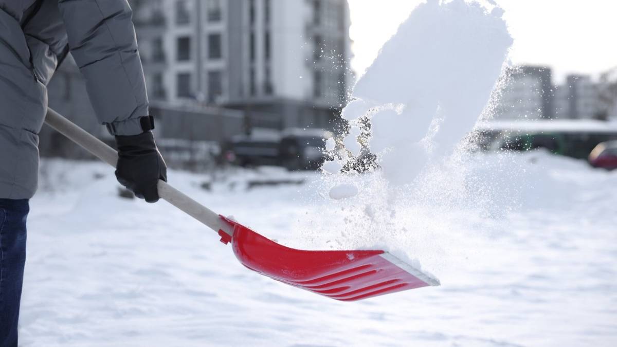 Výstražná informace ČHMÚ 12.2. - 13.2. Ledovka - nízký stav nebezpečí  12.2 - 13.2.  Nová sněhová pokrývka.  Očekávají se komplikace při chůzi, v dopravě, zásobování apod. Nebezpečí úrazů při uklouznutí. Problémy v dopravě, zvýšená nehodovost. Při pohybu venku je třeba chodit velmi opatrně, starší nebo méně mobilní lidé by měli omezit vycházení ven. Řidičům se doporučuje sledovat dopravní zpravodajství a jezdit velmi opatrně. Počítat s prodloužením doby jízdy.