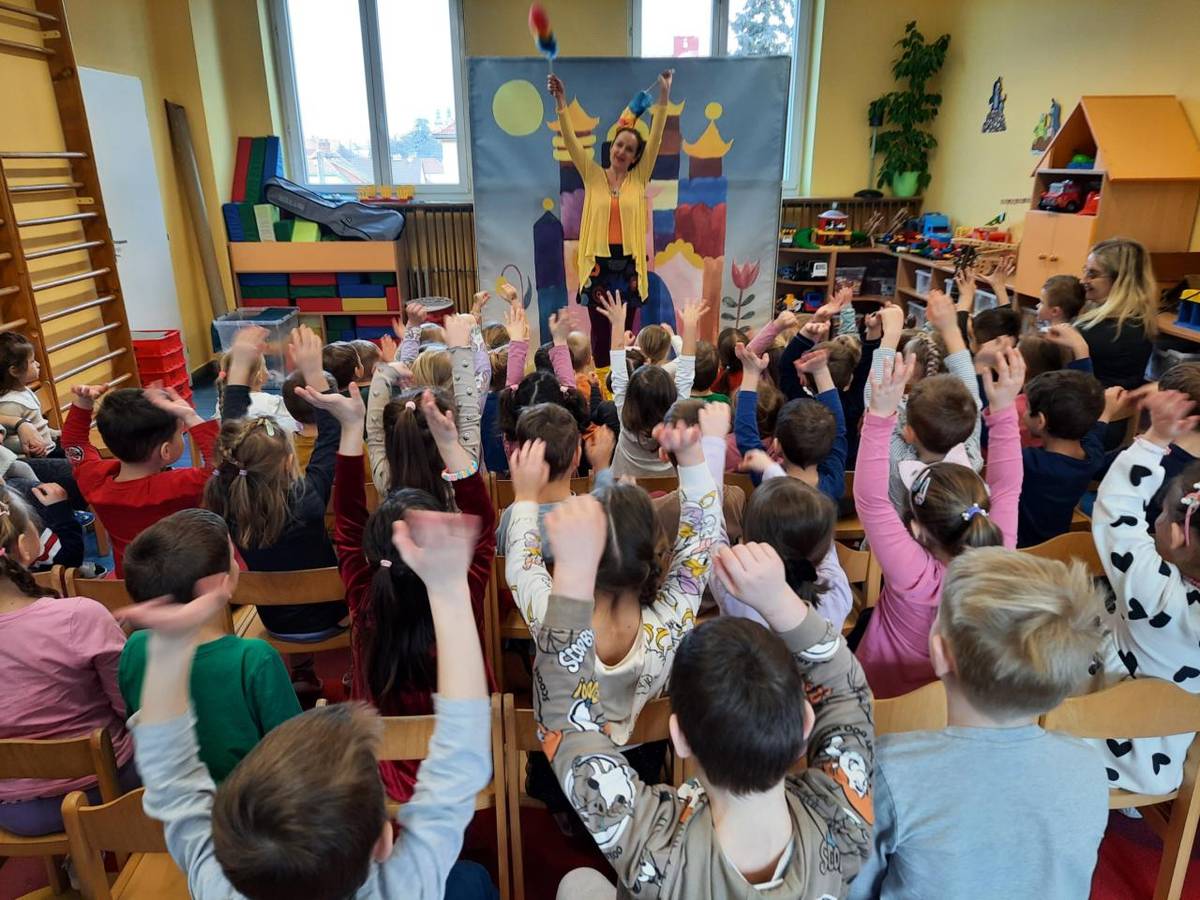 Přijelo k nám divadélko s pohádkou Komorná a Kašpárek hledaj v zámku princátko