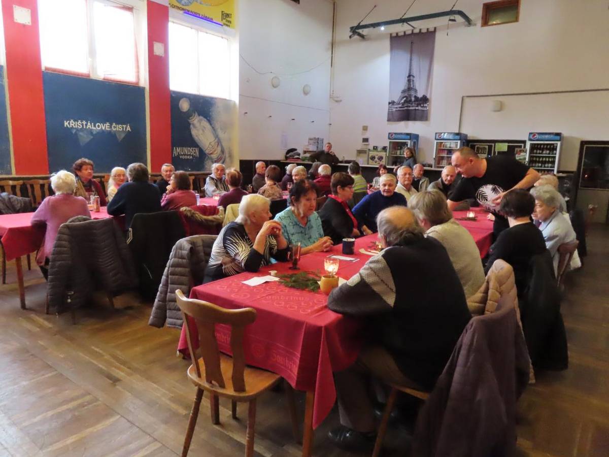 Vánoční setkání seniorů s kulturním programem dětí z místní školky a školy