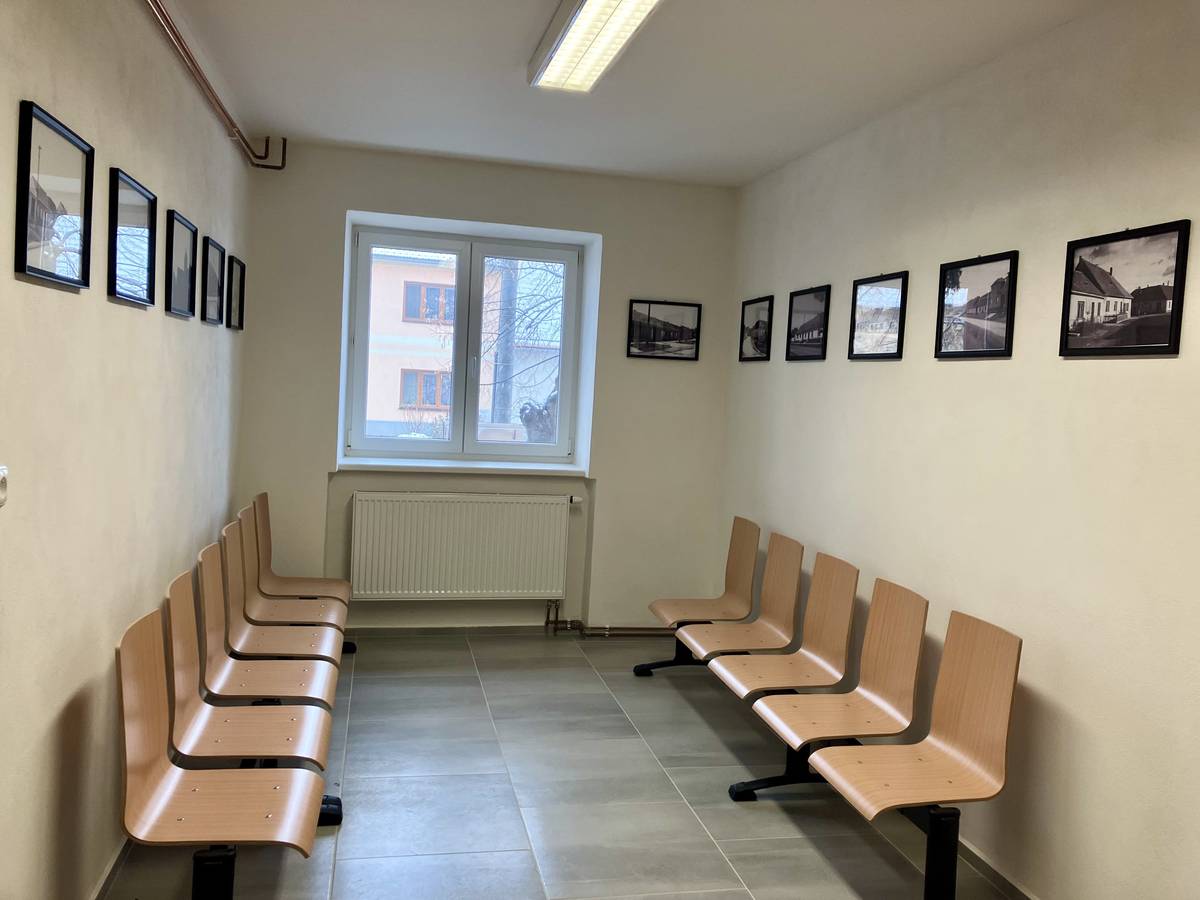 Dobrý den,  jistě jste si všimli, že dolní chodbu úřadu zdobí historické fotky naší vesnice. V tomto duchu pokračujeme i v čekárně praktického lékaře a na poště. Ať se vám fotky líbí.  Hezký de