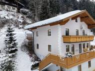 Jednu z lanovek "hlídá" černá plyšová puma...