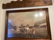 Jak se žilo v horách dříve. Historii si místní připomínají různými historickými fotografiemi, obrazy a předměty.