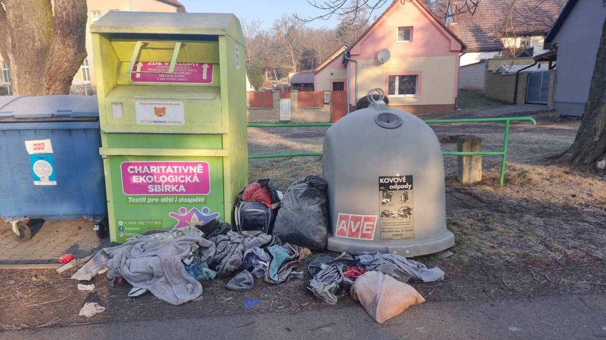 Nepořádek u kontejneru na oblečení.