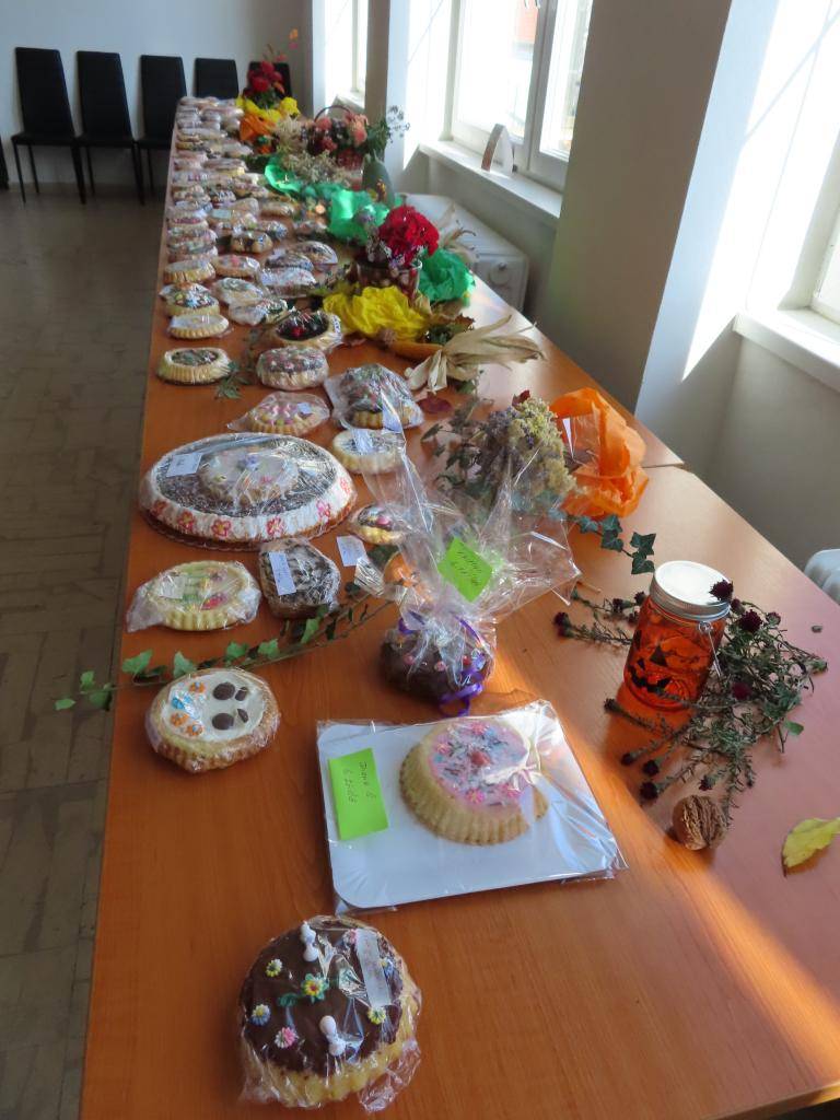 Cehnické Senzační Seniorky si přišly prohlédnout výstavu hnětýnek a pár i při kafíčku ochutnat.