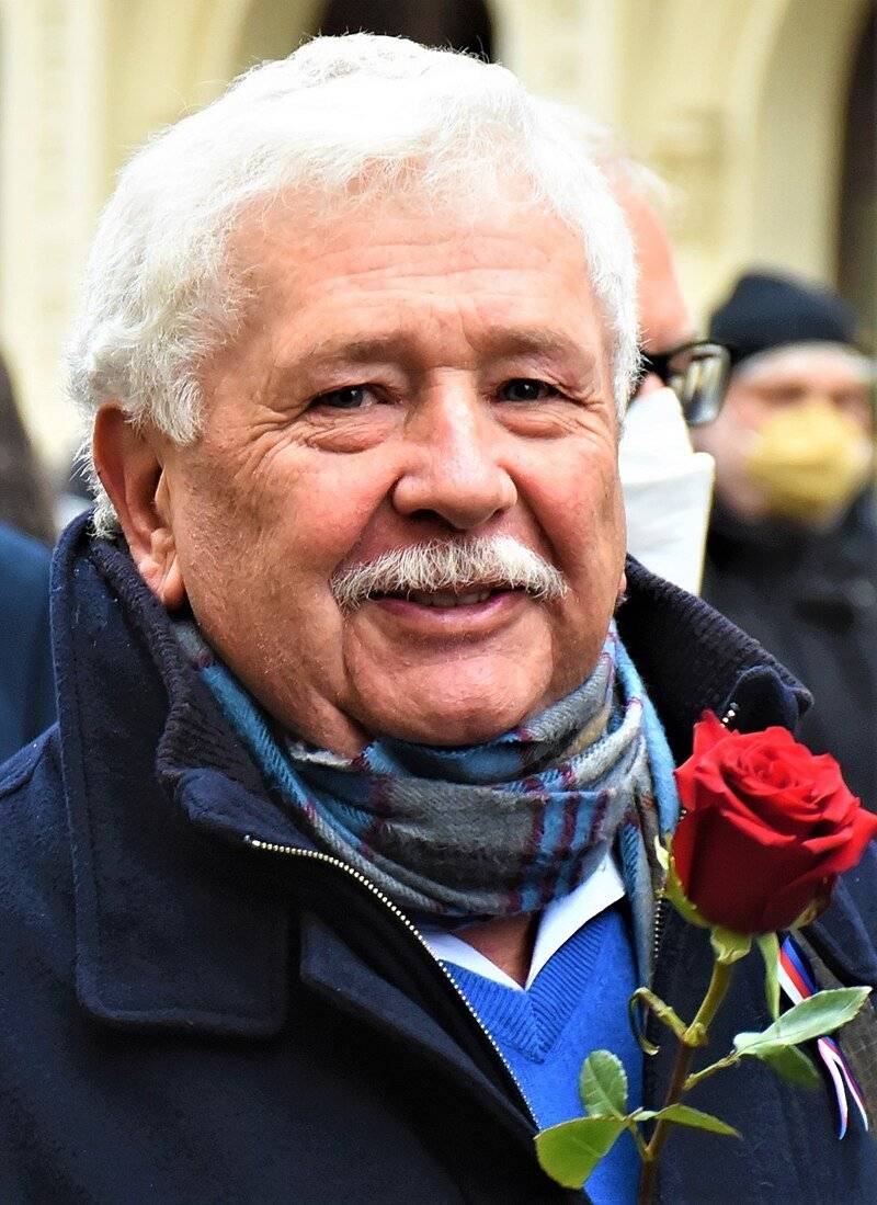 Přijďte v sobotu 22. 2. 2025 v 19,00 hodin na besedu s filmařem, spisovatelem a známým autorem přírodopisných filmů a večerníčků panem Václavem Chaloupkem na téma "Mizející kouzlo Afriky" sál bývalé školy Kadov 2.